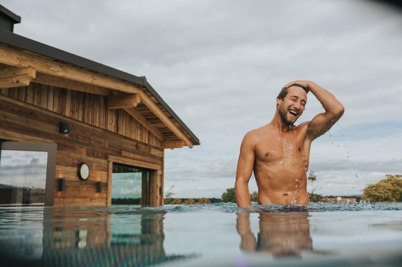 Ortner'S Resort Bad Fussing Exterior photo A man in a swimming pool
