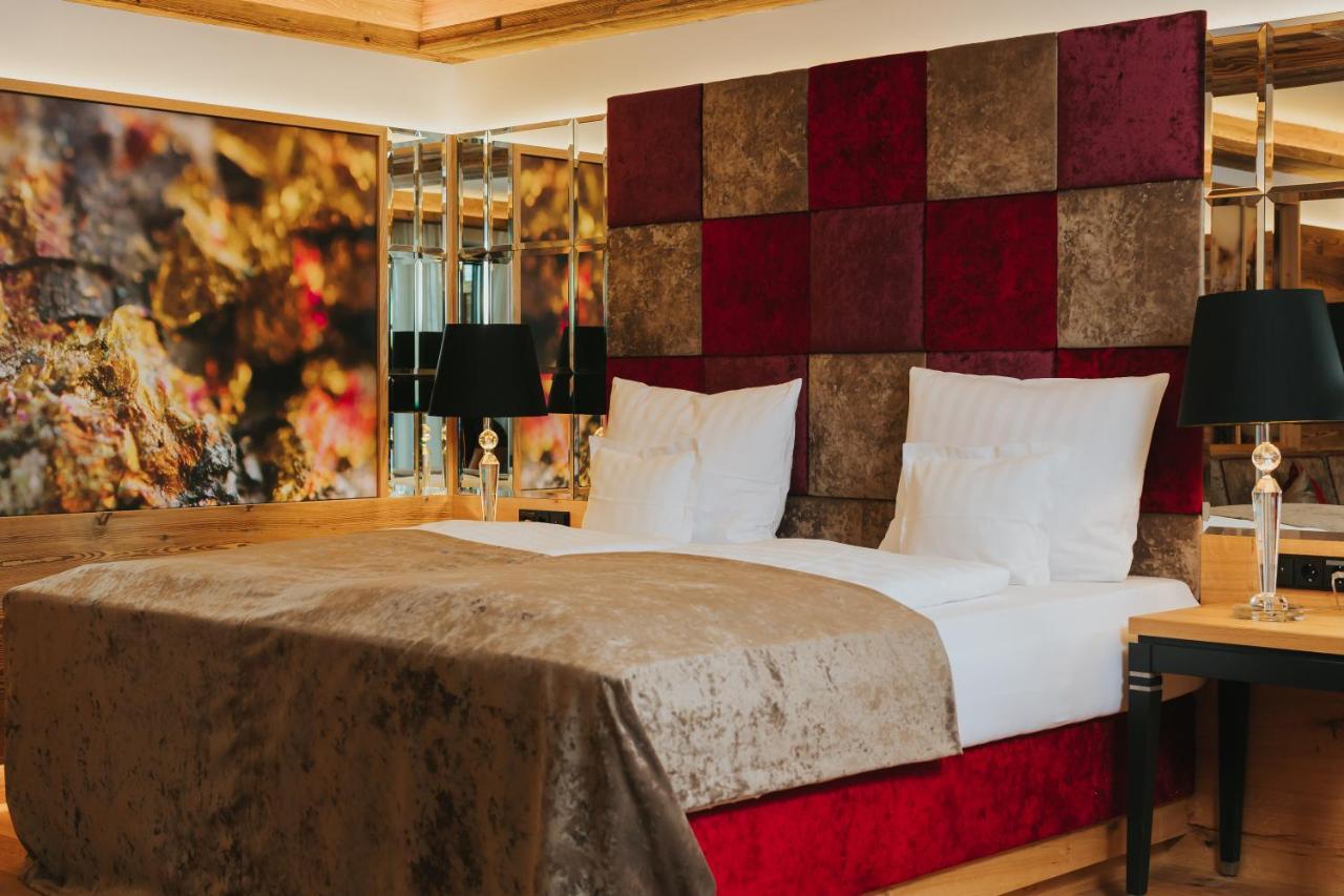 Ortner'S Resort Bad Fussing Exterior photo A bedroom at the Hotel de Crillon