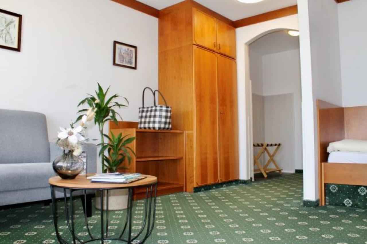 Ortner'S Resort Bad Fussing Exterior photo A typical hotel room