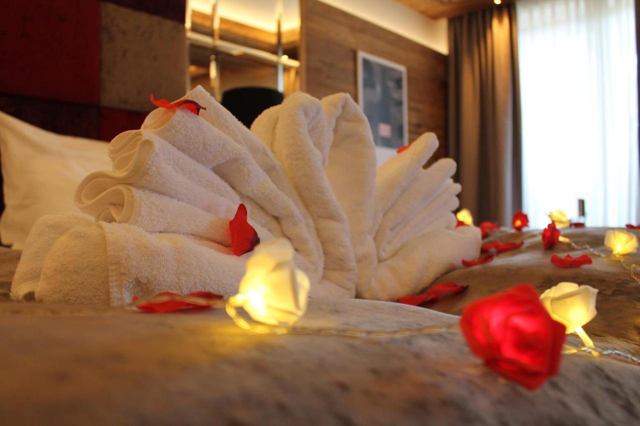 Ortner'S Resort Bad Fussing Exterior photo A towel swan